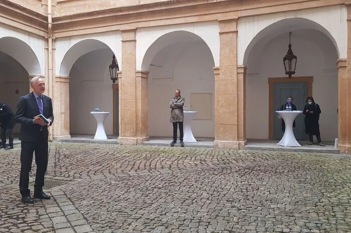 Stadtrat Günter Riegler bei der Eröffnung im kleinen Innenhof im Schloss Eggenberg