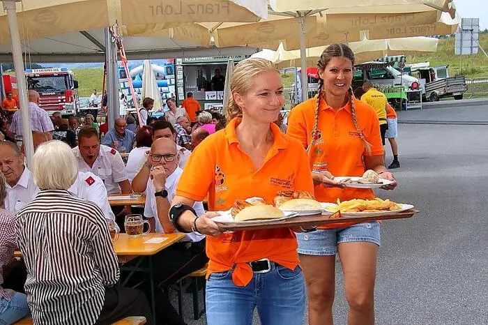 Durch das Programm führte in bewährter launiger Weise der Herr Karl. Auch Köflachs Vizebürgermeister Heimo Ortner und Stadträtin Stefanie Galler, Abschnittsbrandinspektor Markus Murgg sowie zahlreiche Abordnungen von Feuerwehren gaben sich die Ehre.