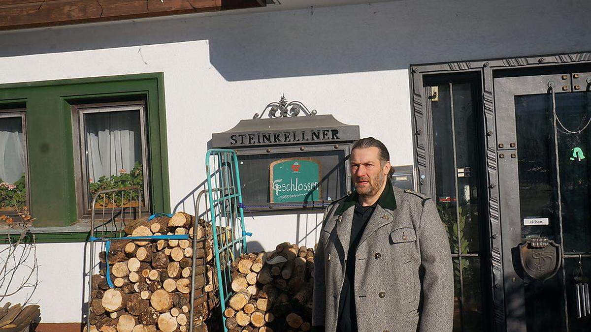 Stefan Schaller vor dem Gasthaus „Steinkellner“, das jetzt zur Versteigerung steht