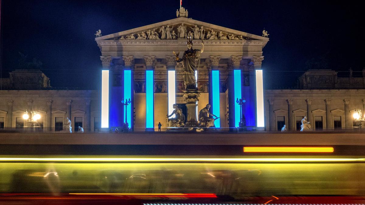 Das österreichische Parlament erstrahlte am 7. Oktober in Blau und Weiß, zum Gedenken an die Opfer der Hamas-Attacke auf Israel vor einem Jahr.