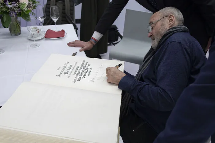 Und Collins verewigte sich mit einem herzlichen Dankeschön: "Thank you to the city of Graz! It is an honour to be here and I had a wonderful visit! Thank 'doctor' Phil Collins".