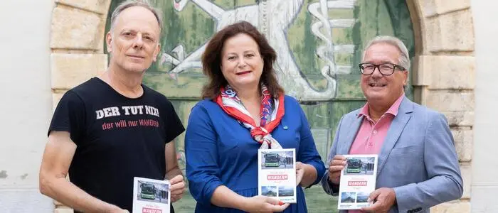 Wanderexperte Dieter Fleck, Landesrätin Claudia Holzer und Verkehrsverbund-Geschäftsführer Peter Gspaltl (v. l.) präsentieren den zweiten Band von „Mit den Öffis wandern“