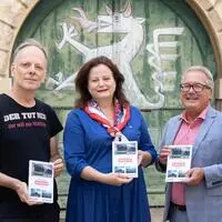 Wanderexperte Dieter Fleck, Landesrätin Claudia Holzer und Verkehrsverbund-Geschäftsführer Peter Gspaltl (v. l.) präsentieren den zweiten Band von „Mit den Öffis wandern“