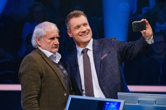 Michael Schottenberg: „Ich bin ein ‚Millionenshow‘- und übrigens auch ‚Dancing Stars‘-Fan der ersten Stunde.“ Und weiter: „Selbstverständlich möchte ich weit kommen, aber zocken wäre unfair! Es geht hier um Geld für ‚Licht ins Dunkel‘-Projekte – und da ist es wichtig, dass sehr viel zusammenkommt.“