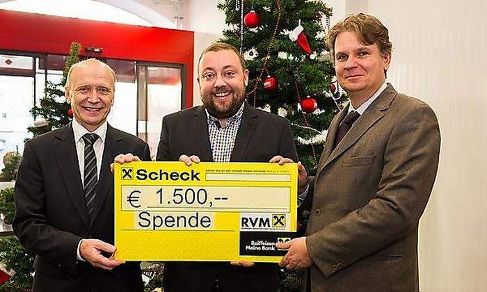 Emmerich Kogler und Johannes Moik (Geschäftsführer der Raiffeisen Versicherungsmakler-GmbH) übergeben 1500 Euro für "Kärntner in Not" an Albert Lesjak (Bildmitte)