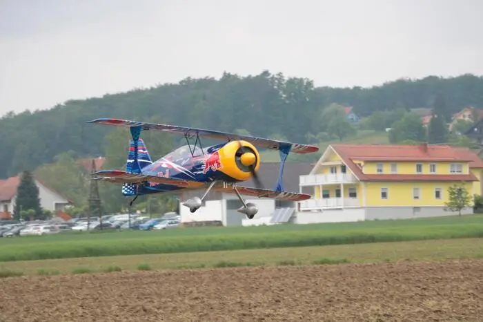Die Kunstflüge der Red Bull - Staffel waren ein Höhepunkt des Tages.