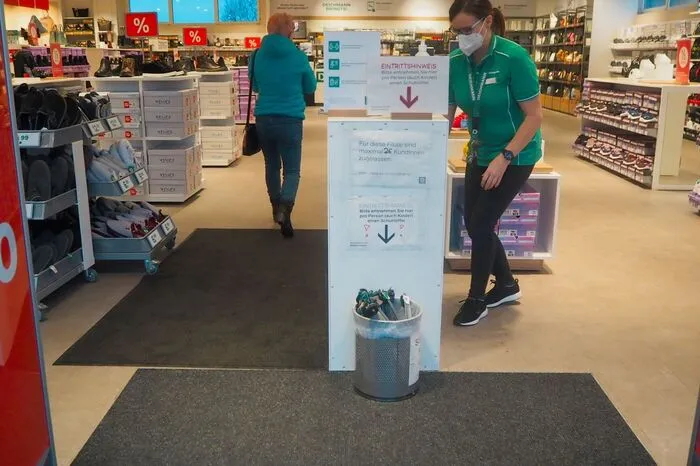 Bei Deichmann wurde man kreativ: Gezählt wurden die Kunden per Schuhlöffel.