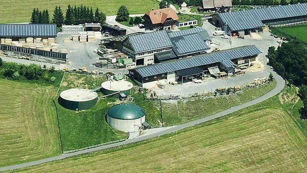 Die Biogasanlage (links vorne) der Familie Penz in Edelschrott 