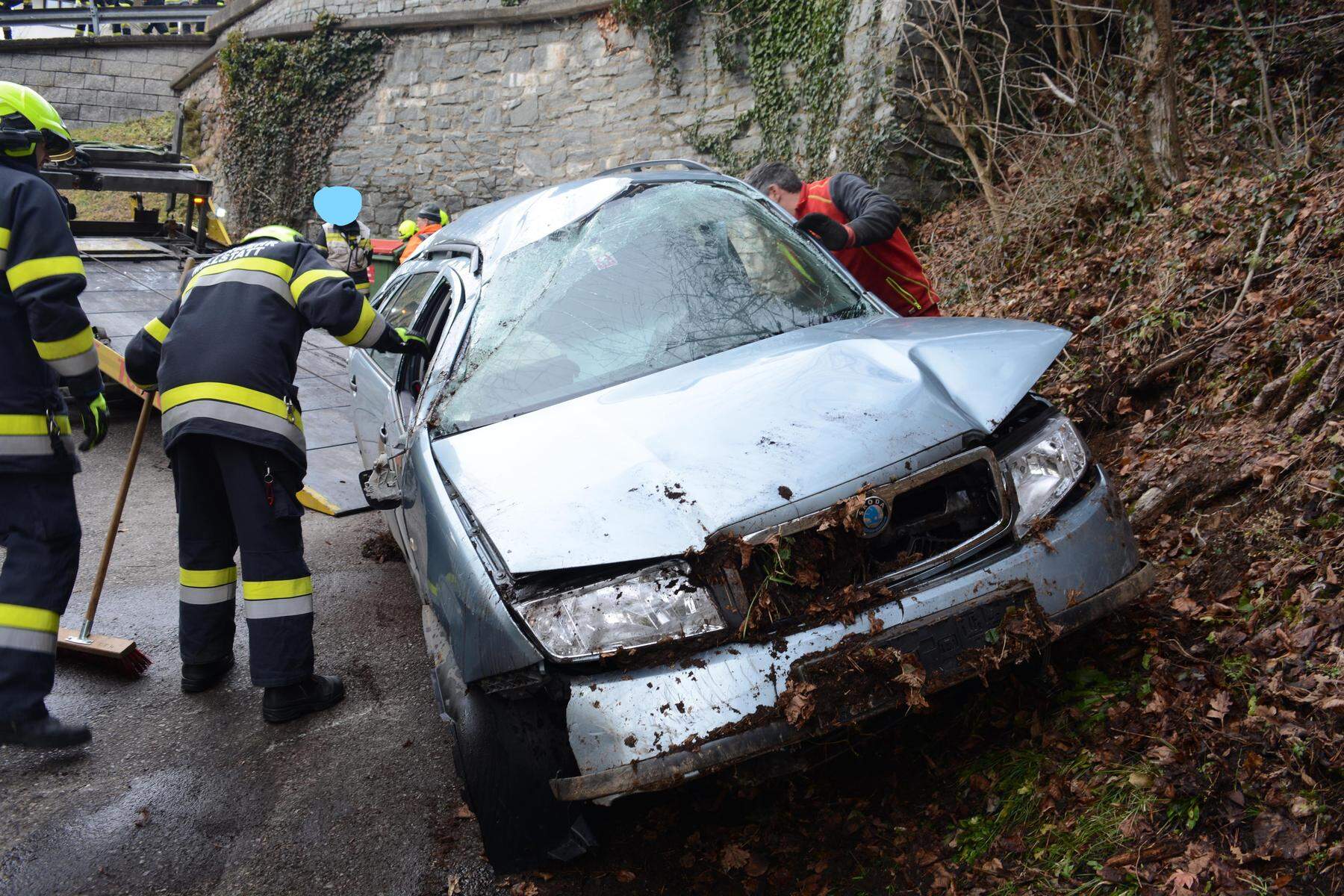 In Kärnten | Tödlicher Unfall: Pensionist stürzte mit Pkw über Mauer