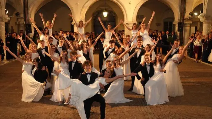 Saturday Night Fever war das Motto des Maturaballs des Porcia Gymnasiums Spittal, an dem sich 67 angehende Maturantinnen und Maturanten aus drei Klassen ihre kreative Ader präsentierten. 