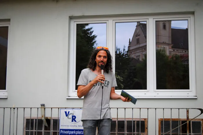 Roman Grabner, Leiter des Bruseum Graz, stellte die einzelnen Künstler vor und erklärte deren Werke