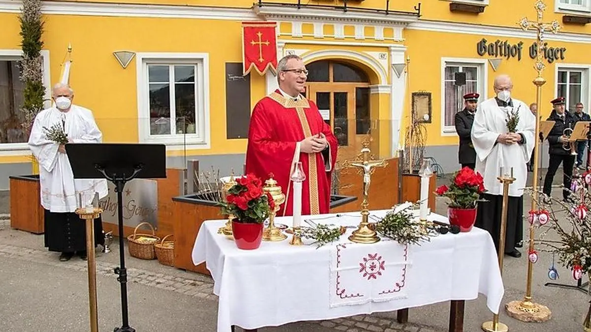 Dechant Martin Edlinger bei der Palmweihe in Bad St. Leonhard