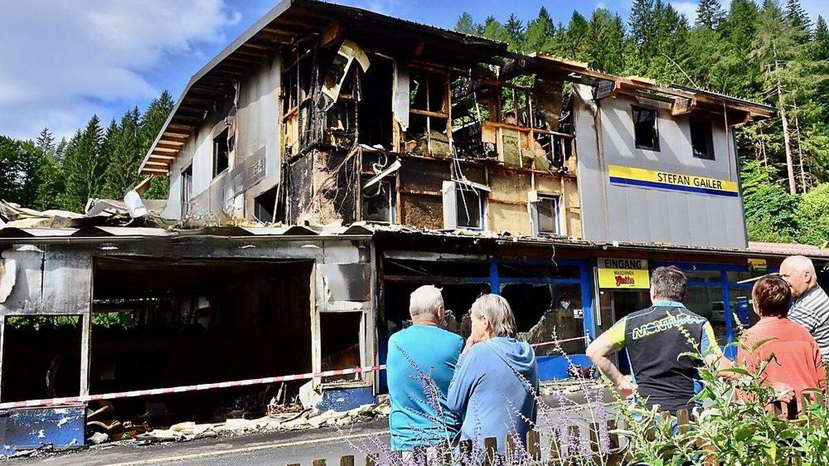 Binnen weniger Stunden wurde das Haupthaus von Landmaschinen Gailer in Kötschach-Mauthen zerstört