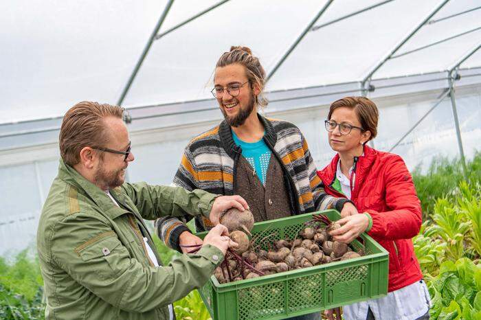 Sind über den jungen motivierten Gemüsebauern höchst erfreut: Astrid und Andreas Krainer mit Valentin Riegler