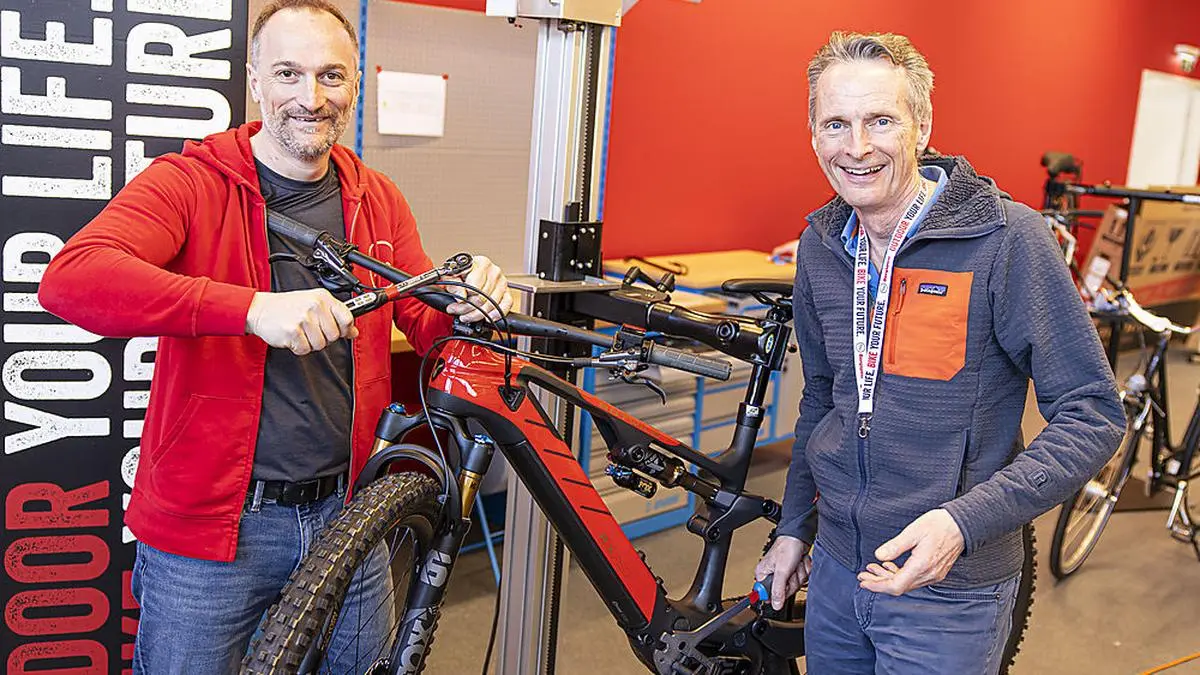 "Bergspezl"-Geschäftsführer Alfred Eichblatt und Filial-Manager Harald Bauer bereiten sich auf die Eröffnung Anfang März vor