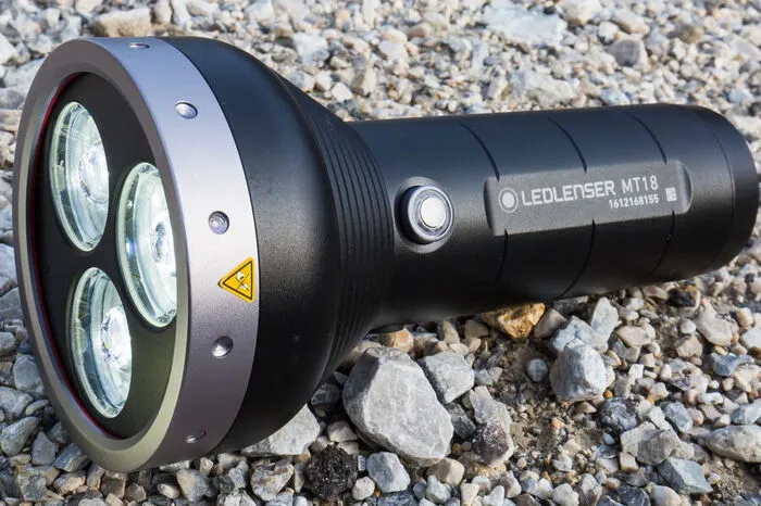 Ledlenser MT18, 3000 Lumen (Autoscheinwerfer haben um 2000 Lumen), 540 m Leuchtweite, Akku, 96 Stunden Leuchtdauer, IPX4, 229 Euro. Ideal für den stationären Einsatz im Gelände, zum Beispiel Camping. Zu groß und schwer (620 g) für lange Touren zu Fuß. Mit Strobe-Modus (Lichtblitze zur Selbstverteidigung). Alle technischen Angaben laut Hersteller.