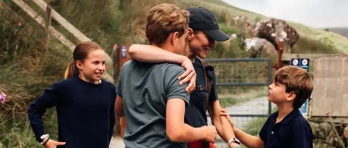 Nach dem Kraftakt holte sich Prinzessin Kate die verdiente Umarmung bei ihrer Familie ab