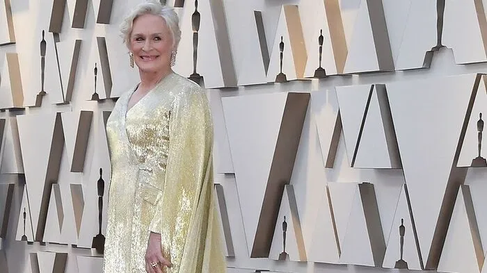 Joaquin Phoenix und Brad Pitt wurden 2020 erlöst und dürfen sich nun Oscarpreisträger nennen. Oh so Close! Dieser Ausspruch betrifft den bald größten Pechvogel in Hollywood: Glenn Close. Die Charaktermimin war bereits acht Mal für einen Oscar nominiert.  