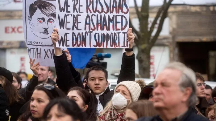 Von Mailand über Barcelona und London bis Buenos Aires, Taiwan, Brasilien und USA demonstrierten in den letzten Tagen zahllose Menschen ihre Solidarität mit der Ukraine.