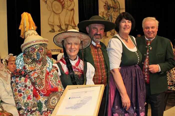 Auszeichnung: Die Flinserl nehmen die Unesco-Auszeichnung zum immateriellen Kulturerbe von Vizebürgermeisterin Waltraud Huber-Köberl, Bürgermeister Franz Frosch, Eva Nowotny (Vorsitzende der österreichischen Unesco-Kommission) und LH Hermann Schützenhöfer entgegen
