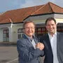 Bürgermeister Anton Vukan und Landeshauptmannstellvertreter Michael Schickhofer vor dem ehemaligen Billa-Supermarkt, wo das Ärztezentrum geplant ist
