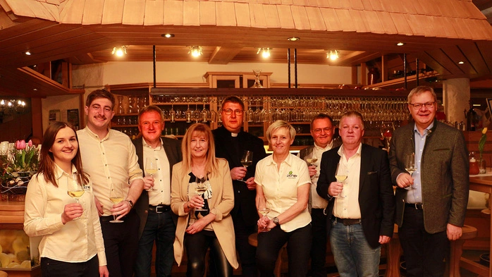 Chefleute und Ehrengäste stießen mit einem Glas Qualitätswein auf das „Weinwirtshaus“ an