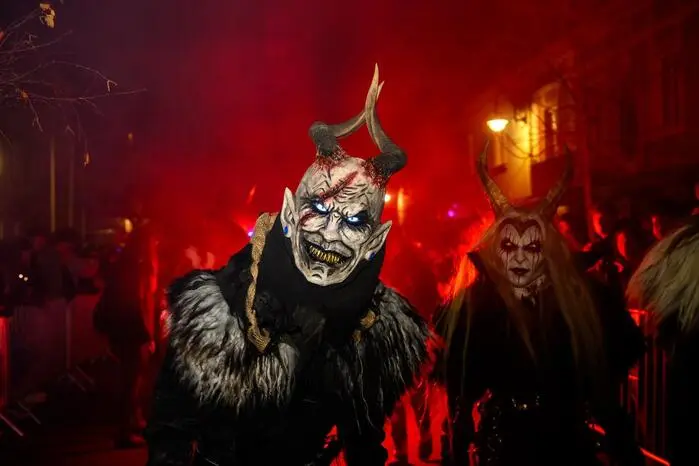 Rund 400 Krampusse und Perchten tummelten sich am Hauptplatz