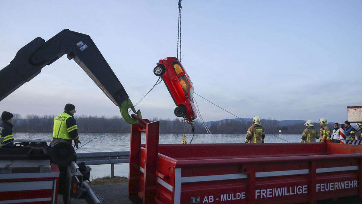 Aus dem Inn geborgenes Auto bei Braunau in OÖ gibt Rätsel auf