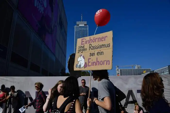 Er betonte, die Mehrheit in Deutschland stehe für Toleranz und Weltoffenheit. Neuer Nationalismus löse kein einziges Problem. "Wir brauchen keine Abschottung, sondern mehr internationale Zusammenarbeit. Eine Vielfalt der Herkünfte, Hautfarben, Religionen und Lebensstile ist für uns eine Bereicherung und keine Bedrohung." Fremdenfeindlichkeit und Antisemitismus dürften keinen Platz haben, "weder bei uns noch irgendwo sonst auf der Welt", sagte Maas weiter.