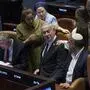 Israels Premier Benjamin Netanyahu umringt von Ministerinnen und Ministern | Israels Premier Benjamin Netanyahu 