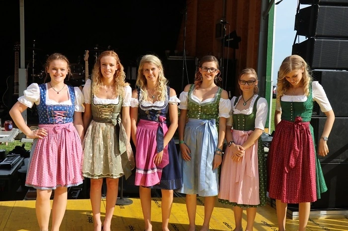 Auch die neuen Almenlandhoheiten wurden gewählt. Hier die sechs Kandidatinnen.