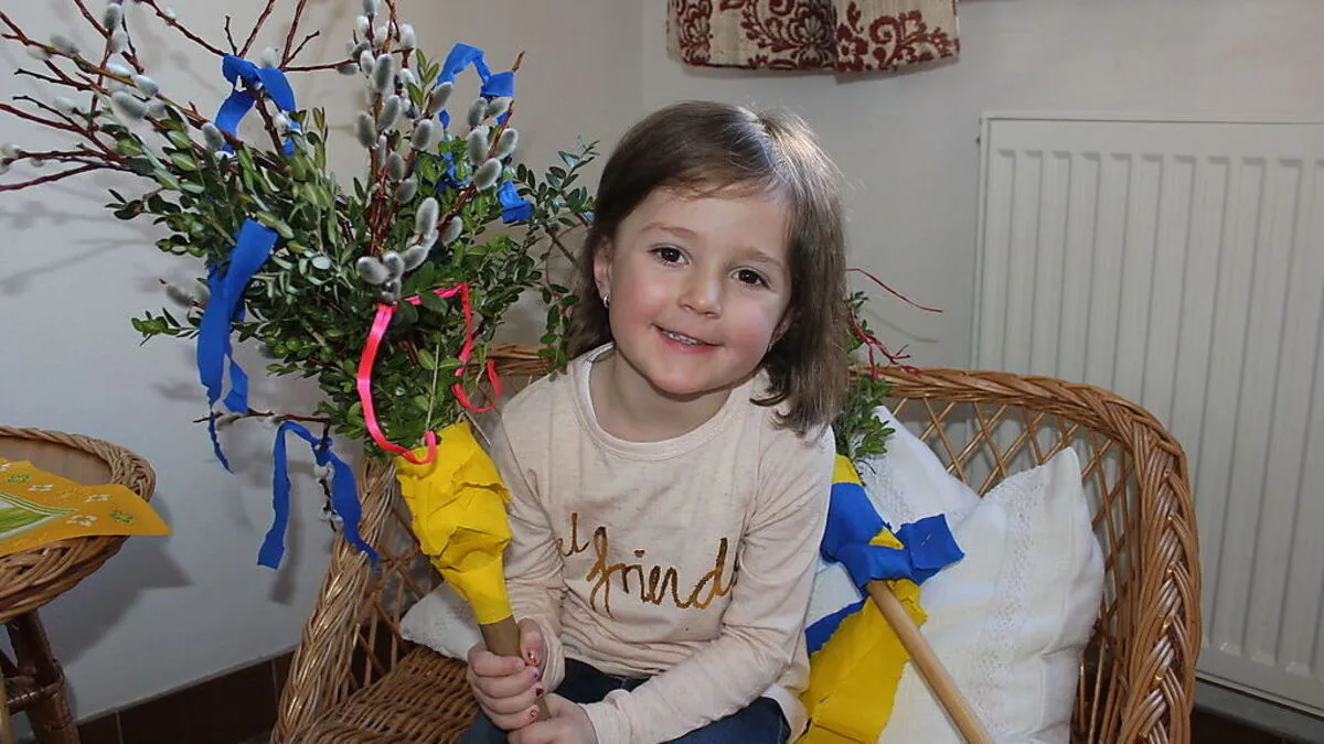 Lara Auer ist ganz stolz auf ihren ersten Palmbesen