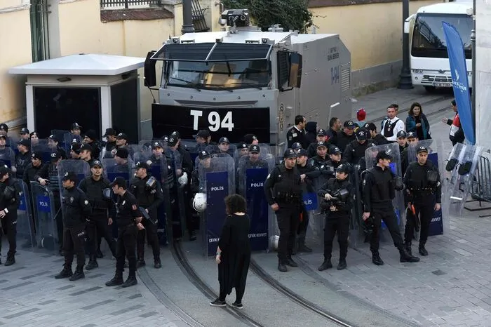 Auch die große Zeitung "Cumhuriyet" berichtete, dass Tränengas eingesetzt worden sei. Einigen Videos in den sozialen Medien zufolge schossen Polizisten Gummigeschoße vor oder gegen die Füße von Demonstranten.  