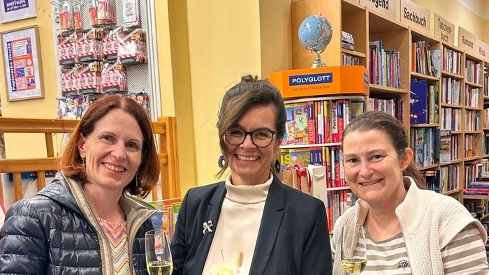 „Wir haben unseren ‚Ehrentag‘ so richtig ausgekostet und genossen. Von früh bis spät waren die Kunden da und haben mit uns gefeiert“, erzählt Claudia Heschl (M.), Geschäftsführerin der Papierecke Heschl in Birkfeld. Vergangenen Freitag feierte sie mit ihrem Team das 30-jährige Firmenjubiläum.