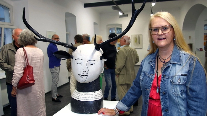 Zum Jubiläumsjahr „20 Jahre Kunsthaus Köflach“ wurden am vergangenen Freitag im Erdgeschoss neue Räumlichkeiten eröffnet. Diese beherbergen die Dauerausstellung „Permanent präsent“. Die rund 150 Quadratmeter waren bis vor einiger Zeit Standort der Städtischen Bücherei.