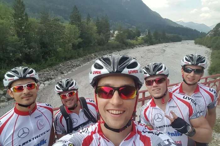Mittlerweile sind die Jungs bereits unterwegs. Die Waden brennen und die Kalorien purzeln - aber die Aktion ist für einen guten Zweck.