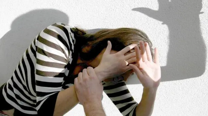 Ein Sujet-Bild von einer Frau, die angegriffen wird