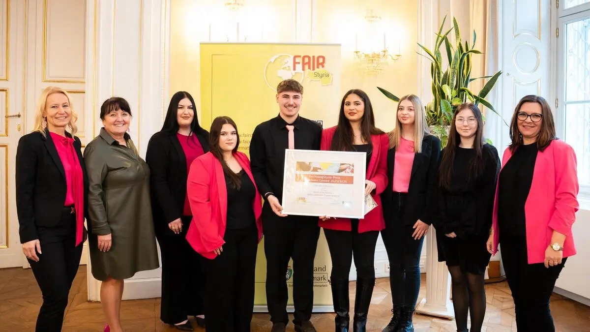 Schülerinnen und Schüler der LBS Bad Radkersburg mit Direktorin Roswitha Krenn und Landeshauptmannstellvertreterin Manuela Khom bei der Preisverleihung 