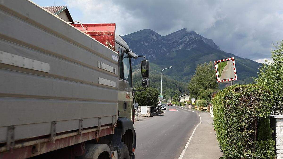 Anrainer befürchten, dass der Schwerverkehr in der Trofaiacher Langefelderstraße wieder zunehmen könnte