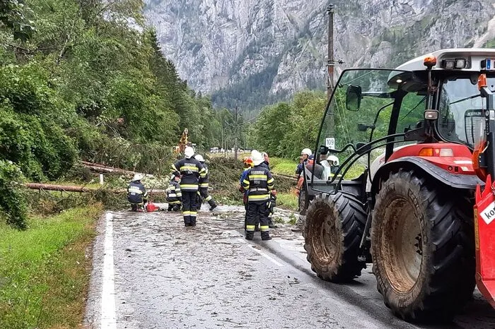 Am schlimmsten erwischte es die Gesäusestraße, die FF Admont, Johnsbach und Weng rückten aus
