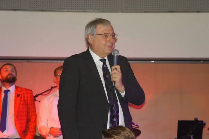Gewidmet war das Motto aber eigentlich dem bald pensionierten Direktor, Peter Reischl, welcher heuer das letzte Mal den Ball als Schuldirektor eröffnet.