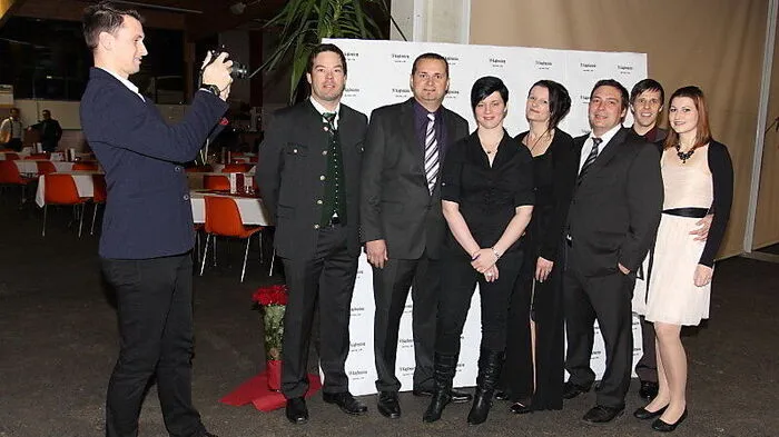 Kapfensteiner Sportvereinsfunktionäre versammelten sich bei ihrem Ball vor der Fotowand