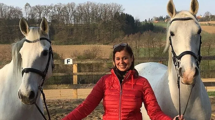 Turnierveranstalterin Jeannette Lechner-Gebhard (RC Mellach) mit den Lipizzanern Decora und Favory Figura