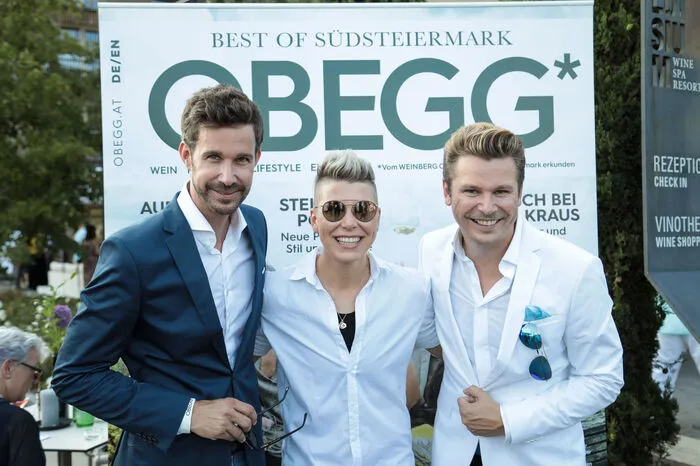 Die Obegg – Best of Südsteiermark-Herausgeber Adi Weiss und Michael Lameraner mit Sängerin Virginia Ernst.