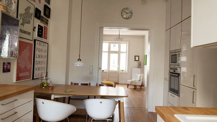 Eine fünfköpfige Familie wünschte sich in ihrem Altbau eine gemütliche Wohnküche, in der genug Platz für Familie und Freunde ist.