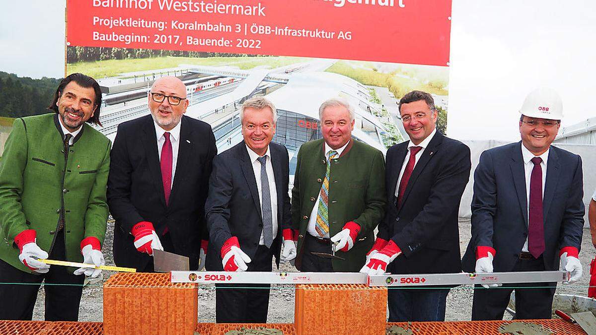 Bürgermeister Josef Wallner, ÖBB-Vorstandsvorsitzender Andreas Matthä, Landesrat Anton Lang, Landeshauptmann Hermann Schützenhöfer, Bundesminister Jörg Leichtfried und Bürgermeister Alois Resch beim Spatenstich  