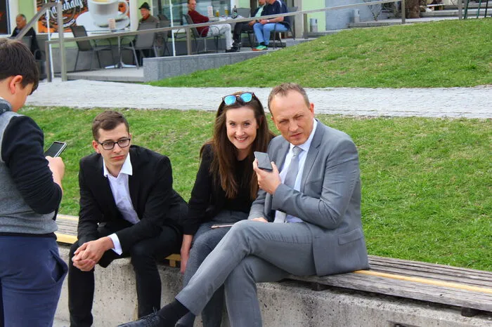 ... die LAbg., die gerade nicht am Wort waren, lauschten gespannt der Live-Sendung im Internet. Hier Michaela Grubesa (SPÖ) und Armin Forstner (ÖVP)