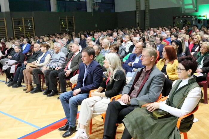 Hunderte Zuhörer ließen sich am Samstagabend das Frühlingskonzert in der örtlichen Ballspielhalle nicht entgehen. 