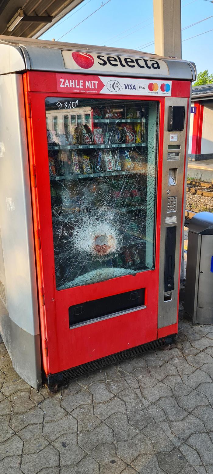 Auch ein Getränke- und Snackautomat wurde beschädigt