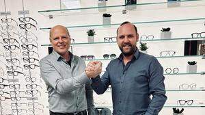 Vater übergab an Sohn: Lorenz und Markus Spielhofer in ihrem Gleisdorfer Geschäft „Optik Spielhofer“